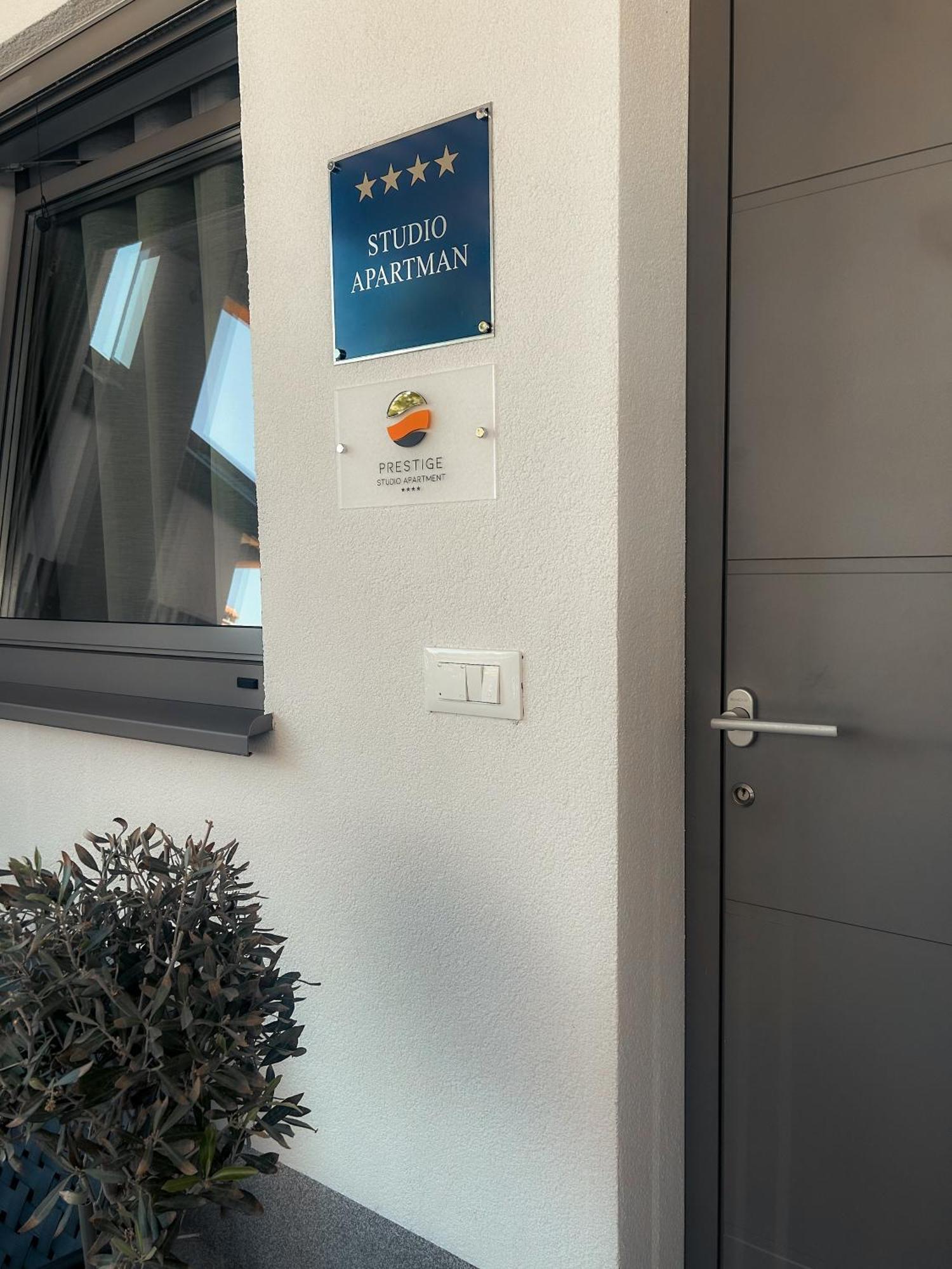 Prestige Studio Apartment Ровинь Экстерьер фото