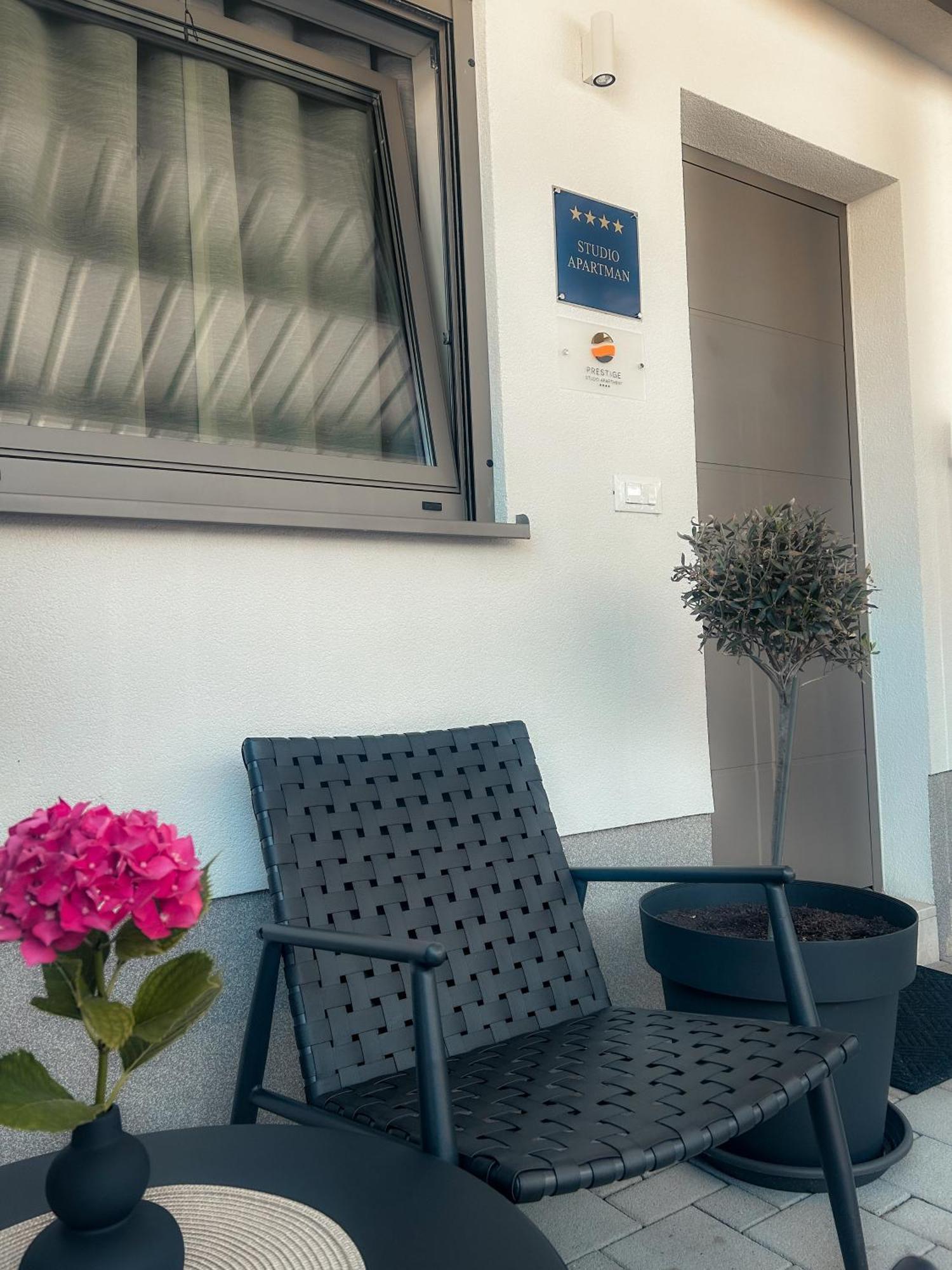 Prestige Studio Apartment Ровинь Экстерьер фото